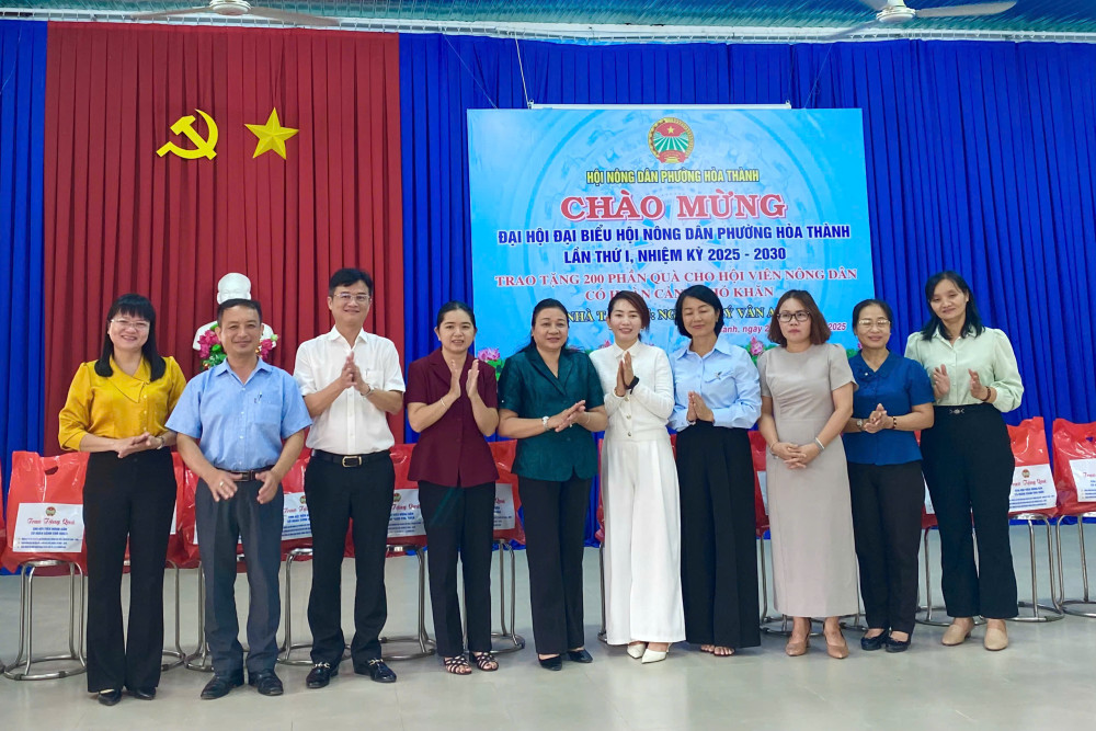Trao 200 phần quà hỗ trợ hội viên nông dân khó khăn