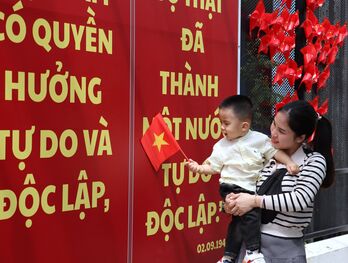 Giới trẻ nô nức check in ở quán cà phê trang trí chào mừng Quốc khánh 02/9