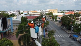 Nỗ lực bảo đảm an toàn điện mùa mưa, bão