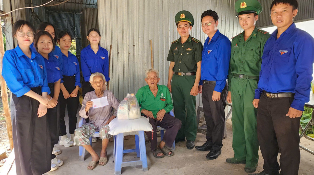 Xây thế trận lòng dân từ những hoạt động nghĩa tình