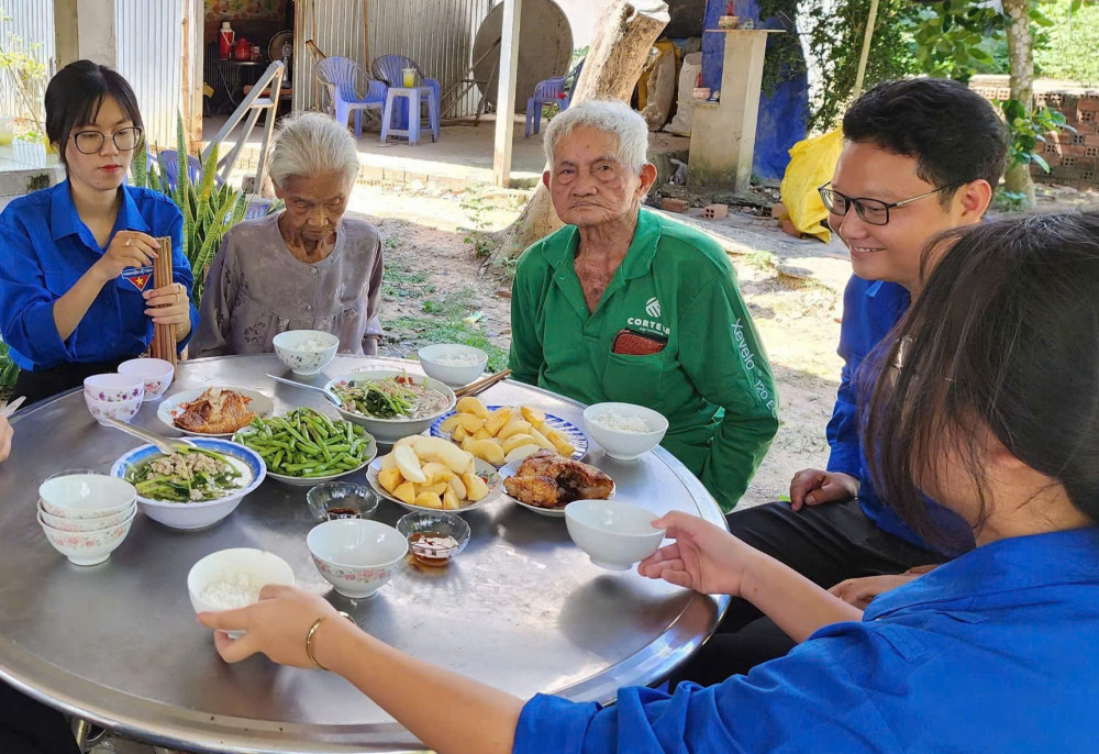 Xây thế trận lòng dân từ những hoạt động nghĩa tình