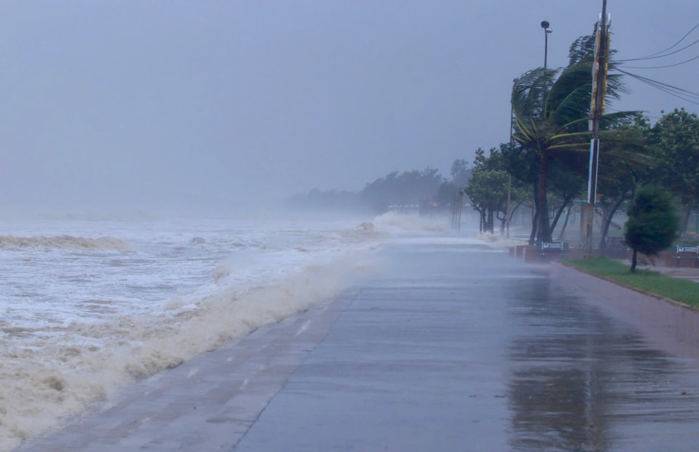 Thời tiết hôm nay 26/8: Bão số 5 suy yếu, nhiễu động vẫn gây mưa gió khắp nơi