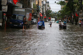 Typhoon Kajiki slams into Vietnam