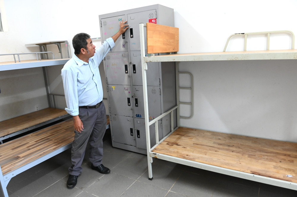 Thầy Lê Minh Trung, Phó Hiệu trưởng Trường Phổ thông Dân tộc nội trú Tây Ninh kiểm tra tủ đựng đồ dùng cá nhân trong ký túc xá của học sinh 