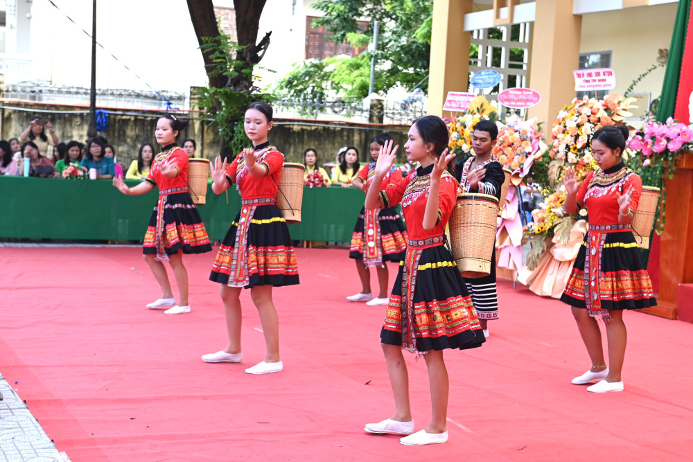 Tiết mục múa xòe Thái của học sinh Trường Phổ thông Dân tộc nội trú Tây Ninh niên học trước