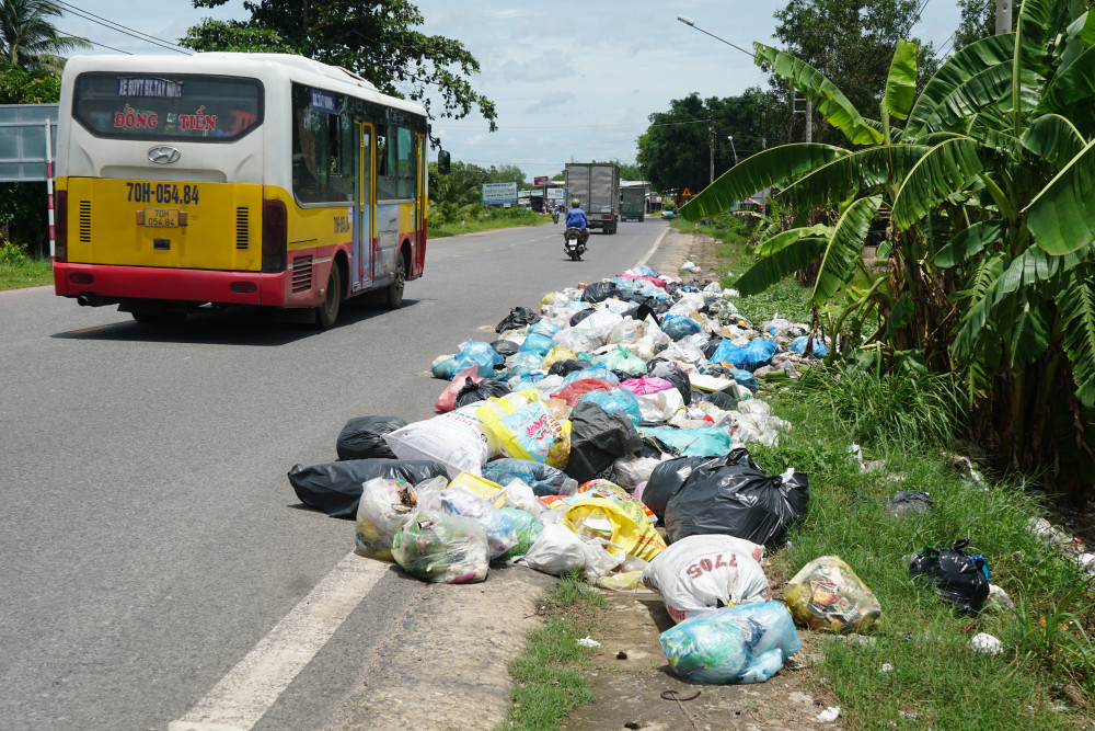 Những bao rác bốc mùi hôi thối, ruồi nhặng bu quanh, gây ô nhiễm môi trường