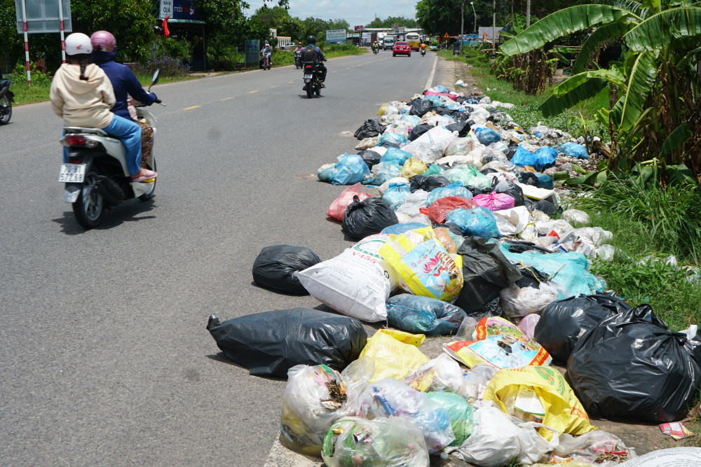 Nhiều bao rác tràn ra mặt đường, tiềm ẩn nguy cơ gây tai nạn giao thông