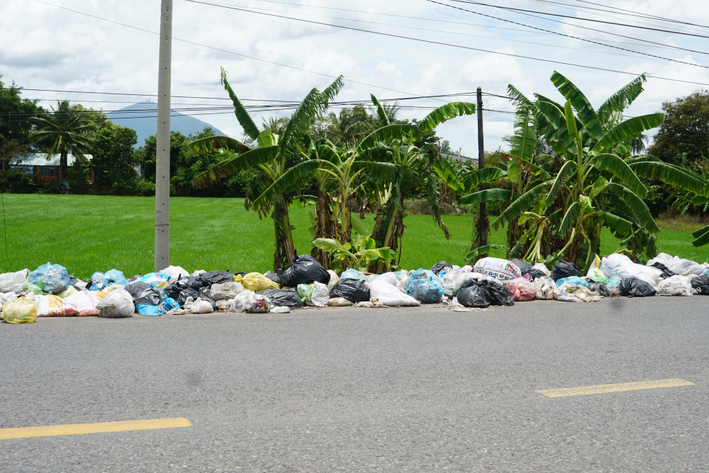 Việc để tồn tại đống rác sẽ ảnh hưởng đến vệ sinh môi trường và để lại ấn tượng không hay trong lòng du khách