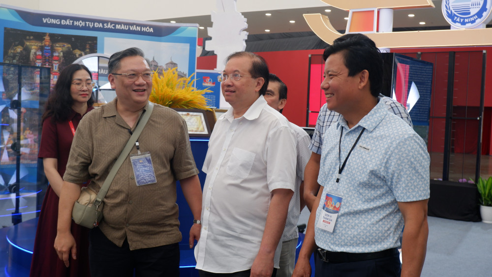 Lãnh đạo tỉnh Tây Ninh thăm khu trưng bày tại Triển lãm 80 năm hành trình Độc lập - Tự do - Hạnh phúc
