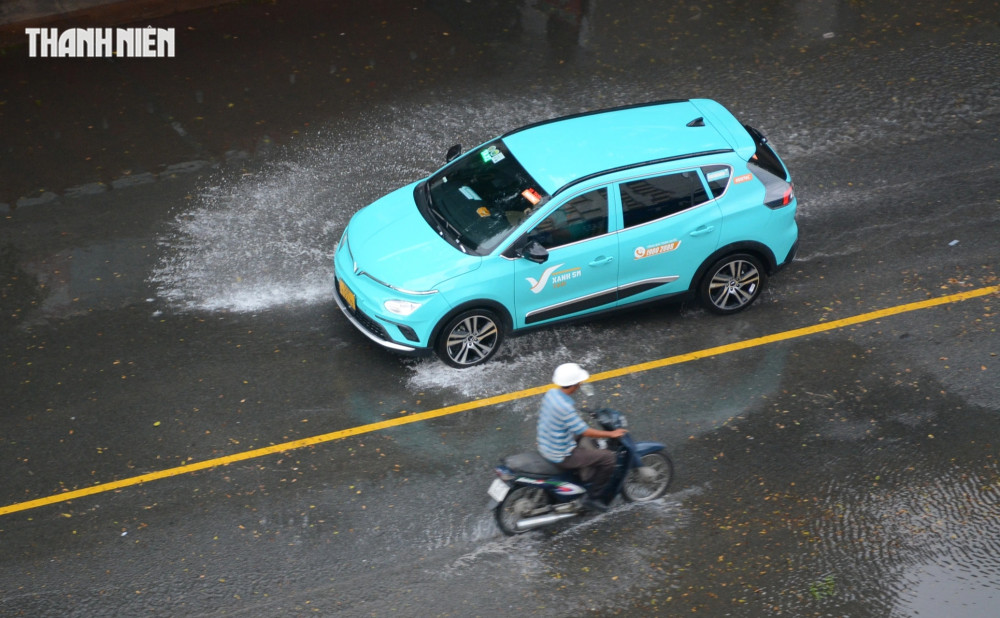 Lái ô tô dưới mưa bão: Rủi ro khi chạy qua đường ngập nước