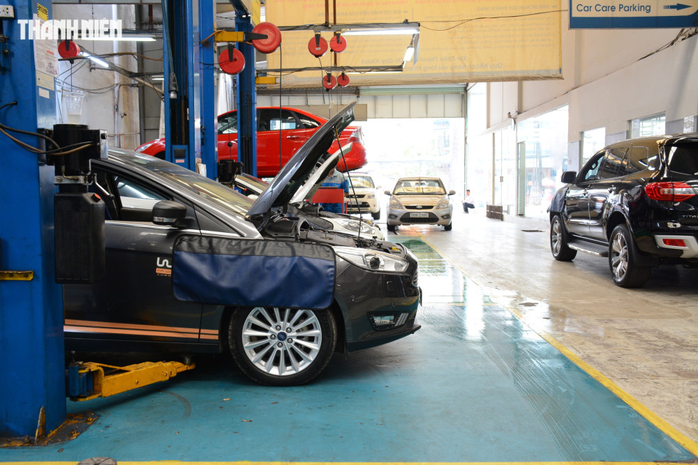 Lái ô tô dưới mưa bão: Rủi ro khi chạy qua đường ngập nước