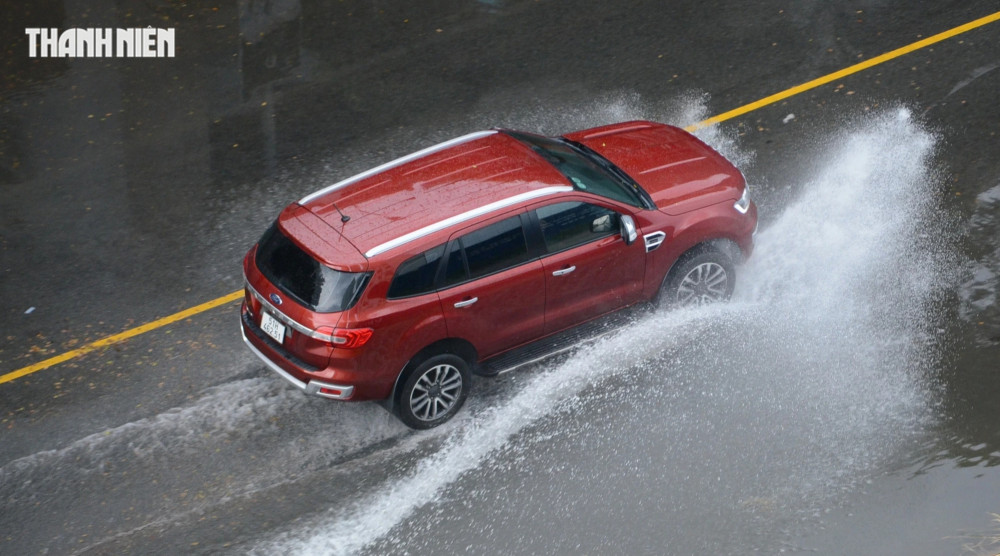 Lái ô tô dưới mưa bão: Rủi ro khi chạy qua đường ngập nước