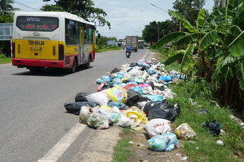 Đống rác tự phát ven Quốc lộ 22B