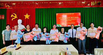 Đảng ủy xã Mỹ Yên trao tặng Huy hiệu Đảng đợt 02/9