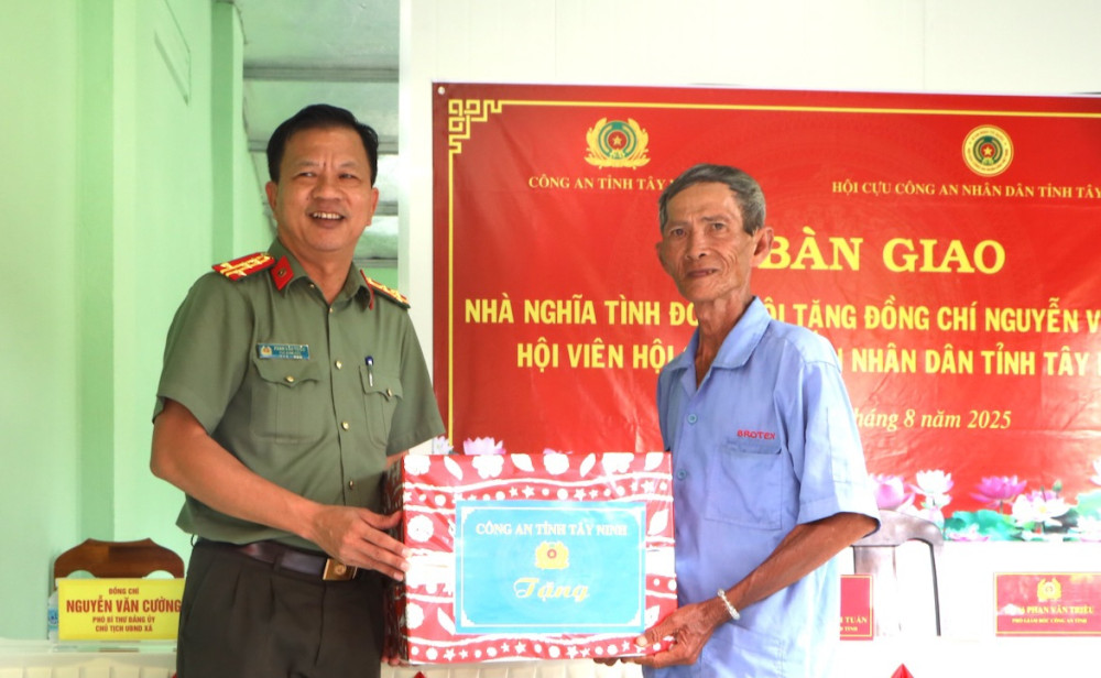 Công an Tây Ninh bàn giao 2 căn nhà 'Nghĩa tình đồng đội'