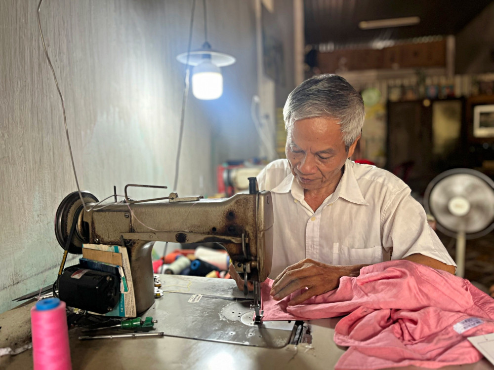 Hơn 30 năm với nghề sửa quần áo