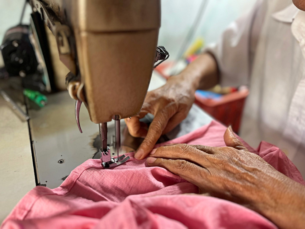 Hơn 30 năm với nghề sửa quần áo