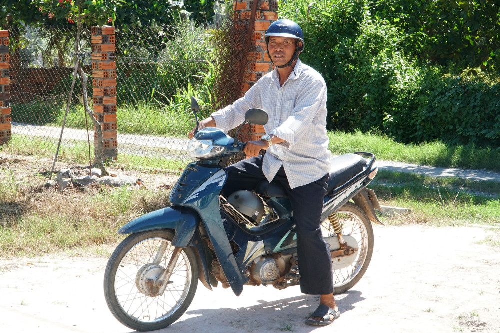 Gần 20 năm nay, ông Nguyễn Văn Nhứt kiếm sống bằng nghề chạy “xe ôm” ở xã Hảo Đước