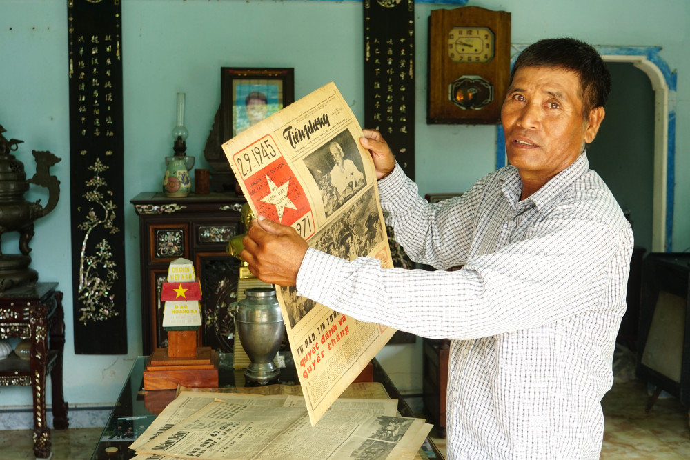 Những lúc rảnh rỗi, ông Nhứt đều dành thời gian đọc lại những bài báo viết về Tây Ninh và Ngày Quốc khánh 02/9
