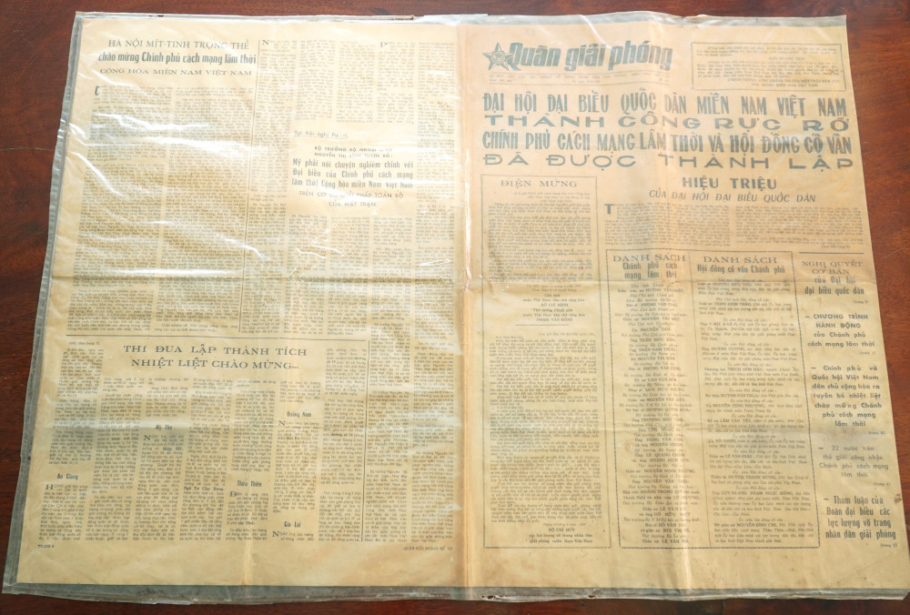 Tờ báo Quân Giải Phóng được ông Nhứt ép nhựa, giữ gìn cẩn thận