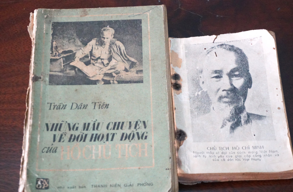 Ông Nhứt sở hữu khá sách liên quan đến cuộc đời và sự nghiệp cách mạng của Chủ tịch Hồ Chí Minh