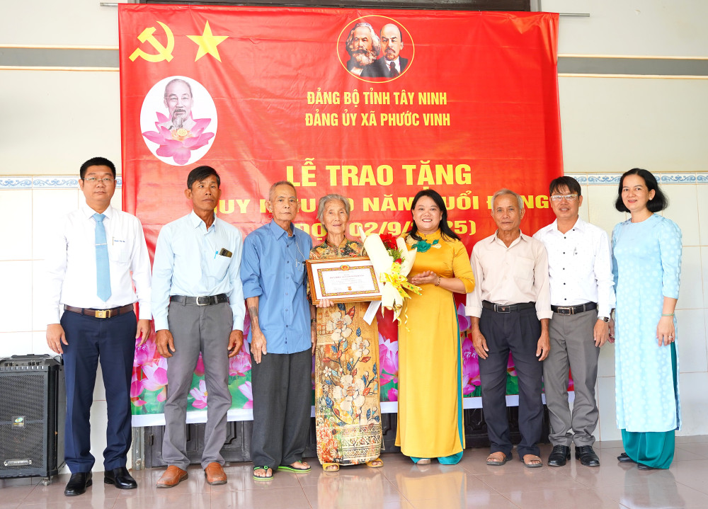 Lãnh đạo tỉnh và xã Phước Vinh chụp hình lưu niệm 