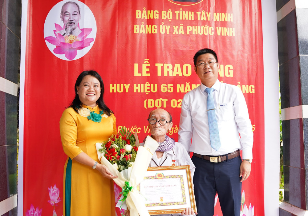Phó Trưởng Ban Thường trực Ban Tuyên giáo và Dân vận Tỉnh ủy Võ Trần Tuấn Thanh cùng lãnh đạo Đảng ủy xã Phước Vinh trao Huy hiệu 65 năm tuổi Đảng cho đảng viên Lâm Hữu Trí