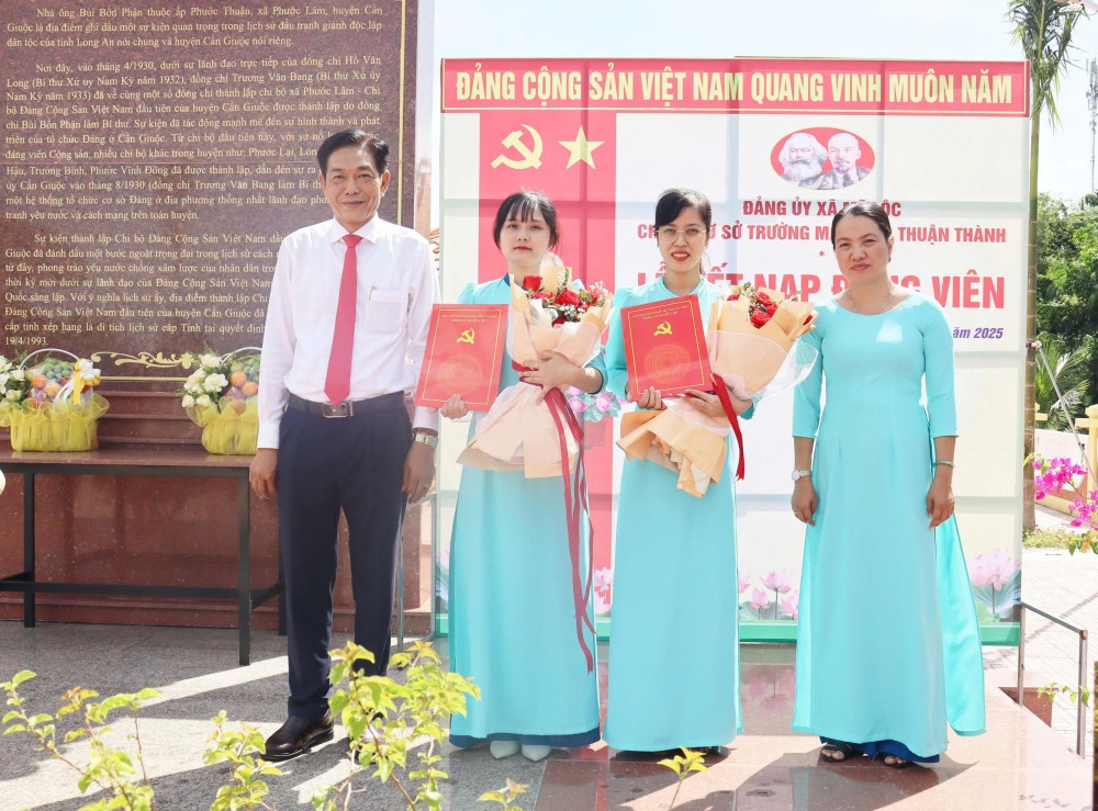 Xã Tân Tập, xã Mỹ Lộc trao Huy hiệu Đảng đợt 02/9