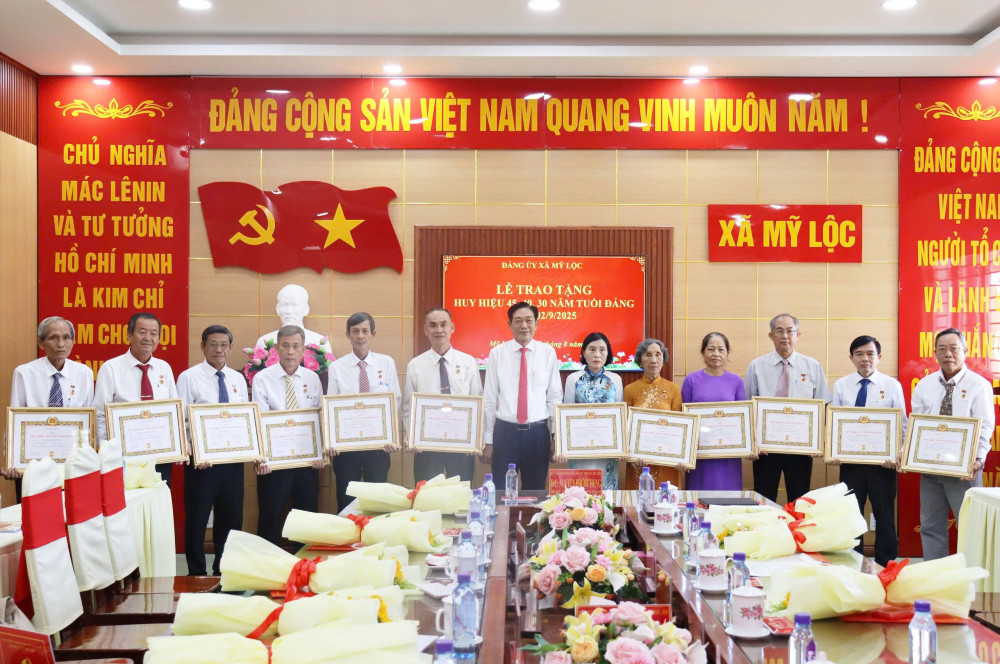 Xã Tân Tập, xã Mỹ Lộc trao Huy hiệu Đảng đợt 02/9