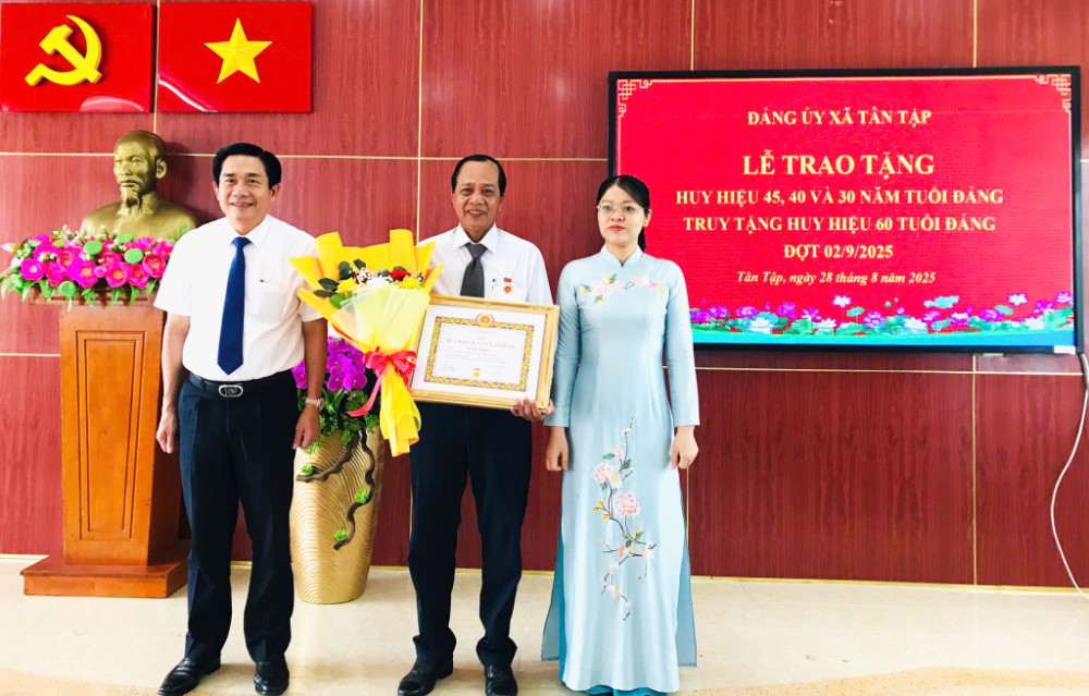 Xã Tân Tập, xã Mỹ Lộc trao Huy hiệu Đảng đợt 02/9