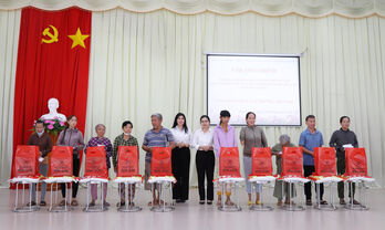 Phường Hòa Thành tặng quà cho 50 hộ khó khăn