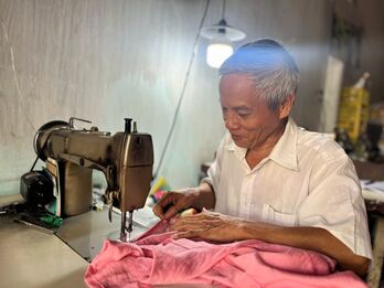 Hơn 30 năm với nghề sửa quần áo Hơn 30 năm với nghề sửa quần áo