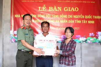 Công an Tây Ninh bàn giao 2 căn nhà 'Nghĩa tình đồng đội' Công an Tây Ninh bàn giao 2 căn nhà 'Nghĩa tình đồng đội'