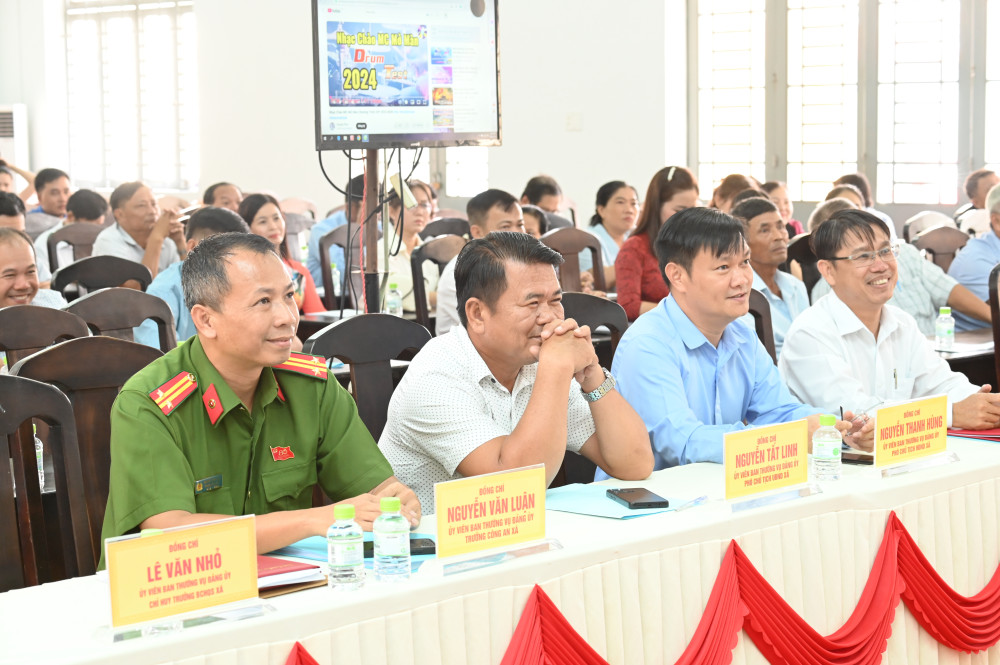 Đại biểu xem chương trình văn nghệ và dự Hội nghị