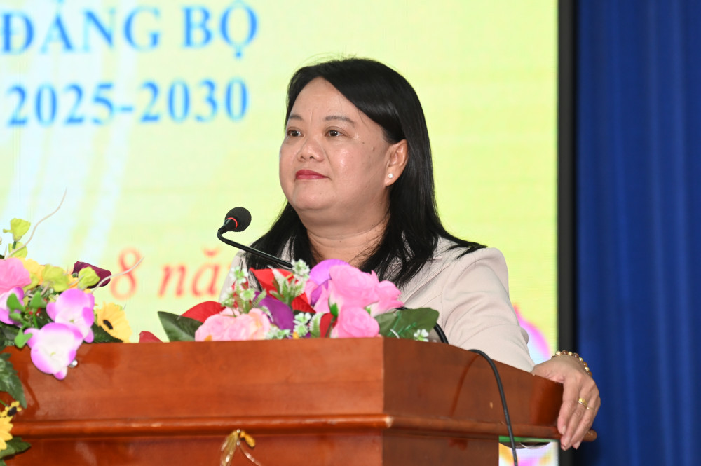 Bà Phan Thị Hồng Đào - Bí thư Đảng ủy xã Phước Vinh Phát biểu chỉ đạo tại Hội nghị