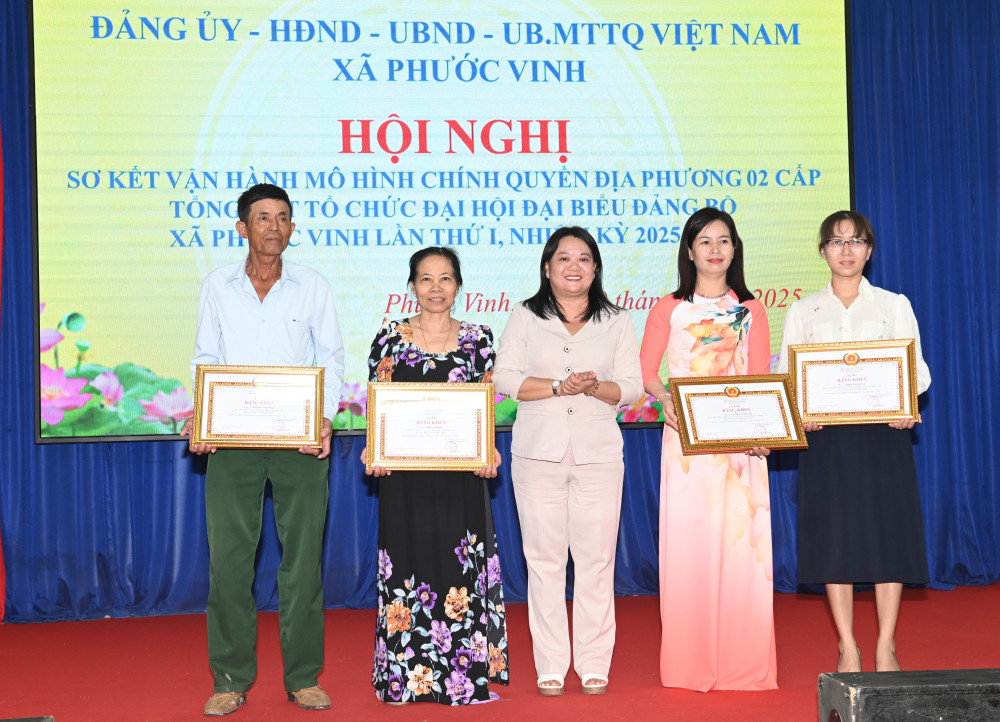 Bà Phan Thị Hồng Đào - Bí thư Đảng ủy xã Phước Vinh trao Bằng khen của Ban Chấp hành Đảng bộ tỉnh Tây Ninh cho 4 cá nhân hoàn thành xuất sắc nhiệm vụ 5 năm liền (2020 – 2024)