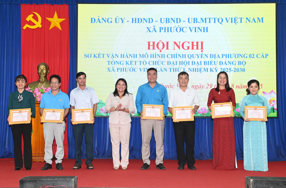 Bà Phan Thị Hồng Đào - Bí thư Đảng ủy xã Phước Vinh tặng Giấy khen cho 20 cá nhân