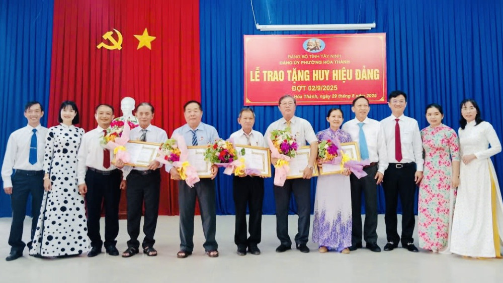 Phường Hoà Thành trao Huy hiệu Đảng đợt 02/9 cho 5 đảng viên