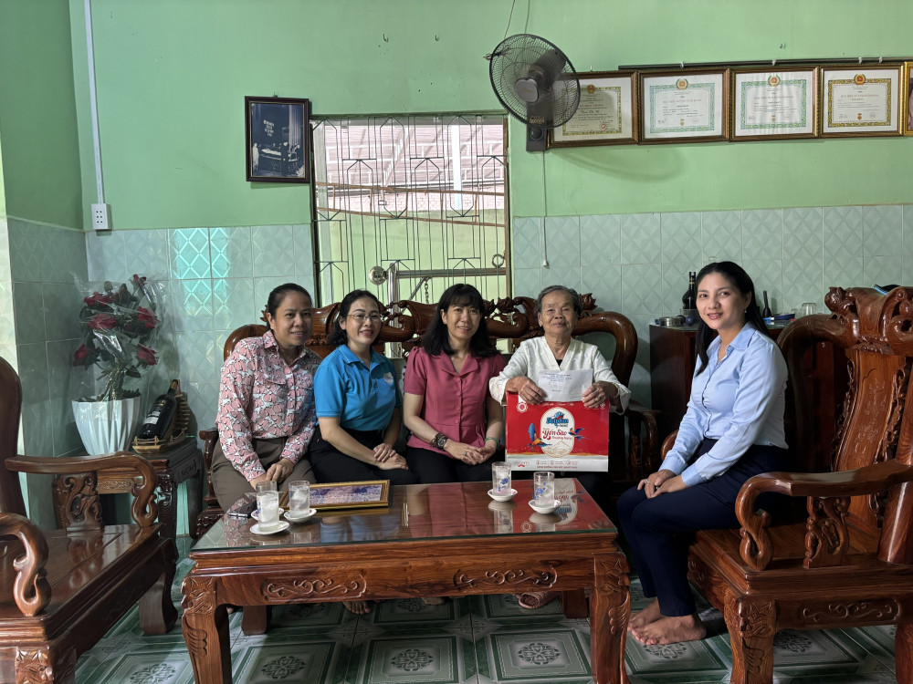 Hội Liên hiệp Phụ nữ tỉnh thăm gia đình chính sách, người có công