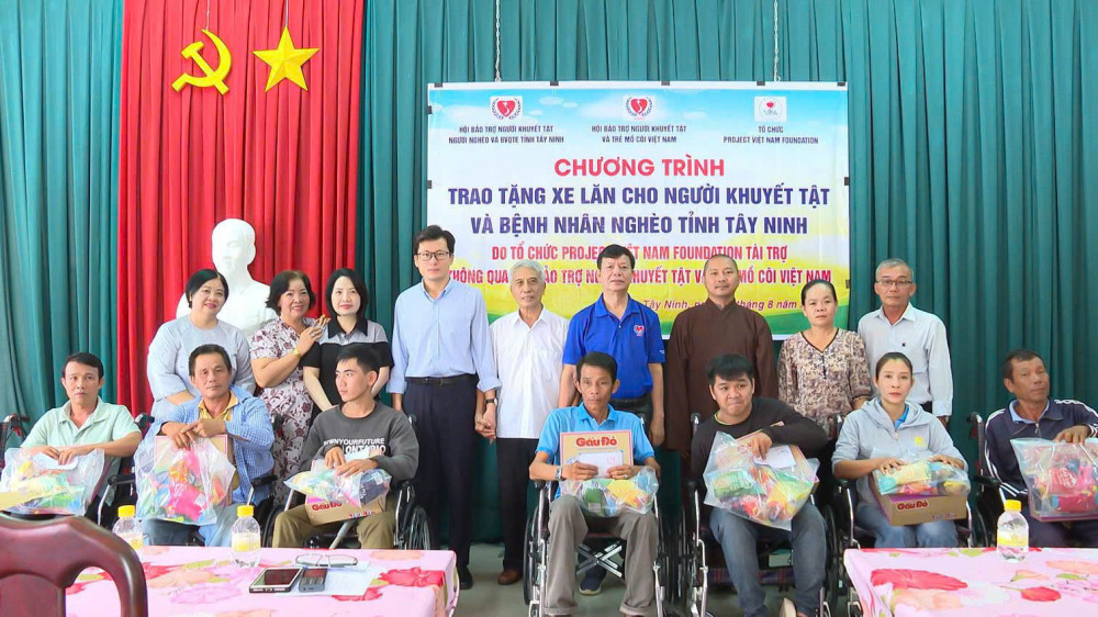 Trao tặng 100 xe lăn cho người khuyết tật trên địa bàn tỉnh