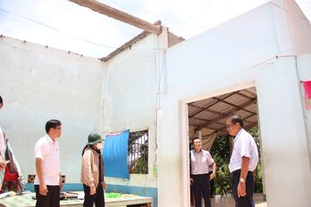 Thăm hỏi, động viên các gia đình có nhà bị tốc mái do giông lốc Thăm hỏi, động viên các gia đình có nhà bị tốc mái do giông lốc