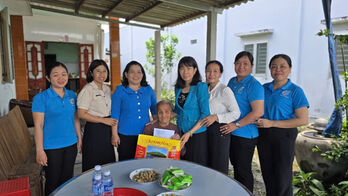 Hội Liên hiệp Phụ nữ tỉnh thăm gia đình chính sách, người có công Hội Liên hiệp Phụ nữ tỉnh thăm gia đình chính sách, người có công