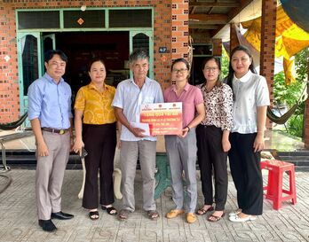 Xã Truông Mít: Thăm, tặng quà các gia đình thương binh nặng nhân dịp Quốc khánh 02/9