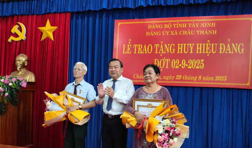 Phó Bí thư Tỉnh ủy Phạm Hùng Thái trao Huy hiệu Đảng tại xã Châu Thành