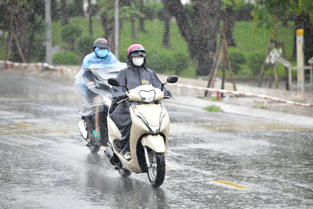 Thời tiết hôm nay 30/8: Áp thấp thành bão khi gần bờ, Bắc Bộ đến Đà Nẵng mưa rất to, Nam Bộ mưa to