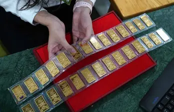 Giá vàng hôm nay 30/8: Xô đổ mọi kỉ lục, tiến lên mốc 131 triệu đồng/lượng