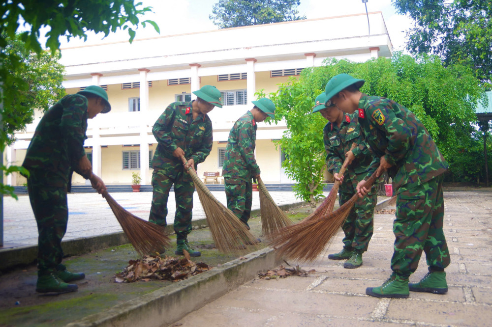 Trung đoàn 5, Sư đoàn 5 hỗ trợ Trường Tiểu học Hoàng Lê Kha chuẩn bị năm học mới