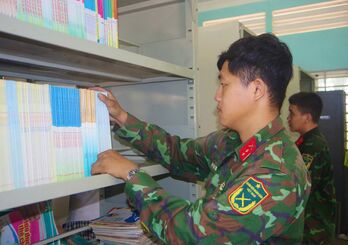 Trung đoàn 5, Sư đoàn 5 hỗ trợ Trường Tiểu học Hoàng Lê Kha chuẩn bị năm học mới