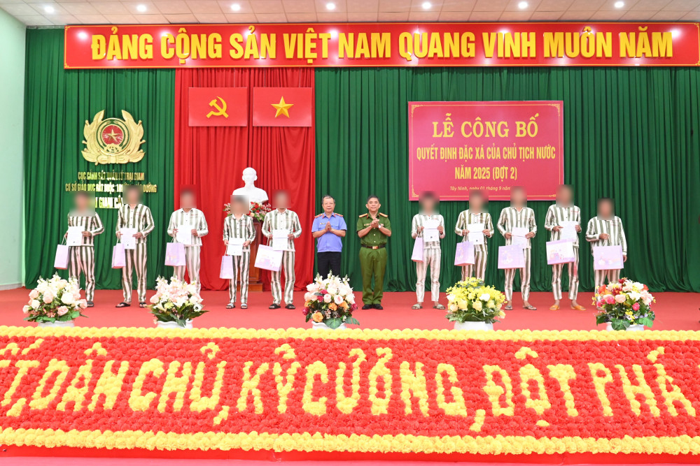 Đại diện lãnh đạo trao Quyết định đặc xá của Chủ tịch nước cho các phạm nhân chấp hành tốt án phạt tù tại Trại giam Cây Cầy