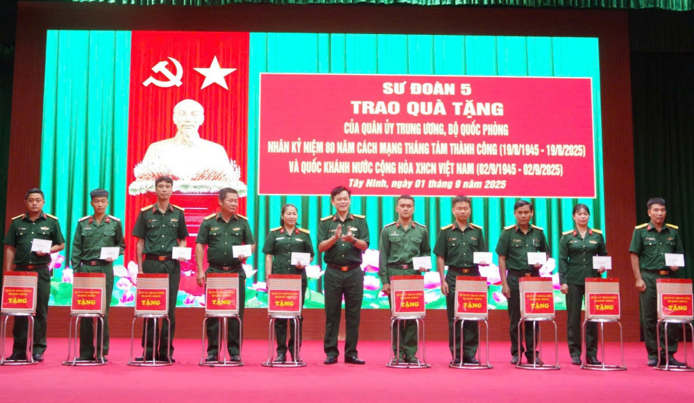 Trao tặng quà của Quân ủy Trung ương - Bộ Quốc phòng cho cán bộ, chiến sĩ có hoàn cảnh đặc biệt khó khăn